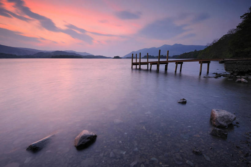 无人,公园,码头,横图,室外,白天,正面,旅游,度假,湖,湖泊,石头,美景,日落,山,山脉,树林,水,植物,港口,英国,欧洲,石子,湖面,景观,山峰,水流,水面,晚霞,霞光,落日,山峦,背光,娱乐,英格兰,树,树木,绿色,自然,黄昏,湖水,群山,享受,休闲,景色,彩霞,放松,生长,成长,国家公园,西欧,自然风光,大不列颠,逆光,大不列颠及北爱尔兰联合王国,夕照,英吉利,薄暮,坎布里亚,坎布里亚郡,德文特湖,湖区国家公园,英国湖区国家公园,石块,夕阳,彩图,傍晚,摆渡口,埠头,渡口,渡头,港湾,海港,货运码头,口岸,商港,行政区,大不列颠王国,大英帝国,联合王国,日不落帝国,西北英格兰,斜阳