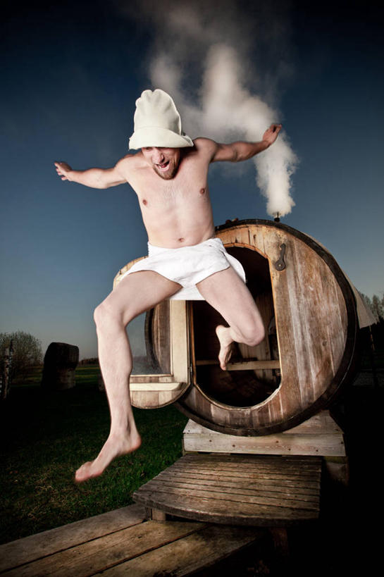 西方人,一个人,家,木屋,跳,伸展双臂,竖图,室外,白天,正面,草地,草坪,植物,雾,帽子,欧洲,欧洲人,仅一个男性,仅一个人,仅一个中年男性,阴影,沸腾,短裤,光线,蒸汽,草帽,影子,云,云朵,水蒸气,半空,云彩,注视,光脚,住宅,草,蓝色,绿色,白云,蓝天,天空,阳光,天,低头,观察,看,张嘴,赤脚,晴朗,观看,害怕,惊恐,察看,桑拿,关注,张大嘴巴,蒸发,芬兰浴,三温暖,桑拿浴,逃离,男人,男性,中年男性,白种人,晴空,张开嘴,敞开双臂,伸开双臂,跳跃,展开双肩,张开手臂,张开双臂,彩图,全身,茅舍,茅屋,棚屋,小木屋,小屋