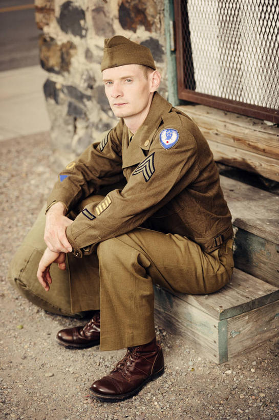 西方人,一个人,坐,竖图,俯视,室内,白天,制服,楼梯,门,袋子,帽子,欧洲,欧洲人,仅一个男性,仅一个人,仅一个中年男性,握,包,瓷砖,地砖,阶梯,墙,地面,麻袋,扭头,注视,墙壁,墙面,台阶,衣服,容器,门框,观察,看,转头,搭,握着,军帽,观看,储藏,军人,察看,军装,武士,储存,搭着,关注,军服,甲士,男人,男性,中年男性,白种人,坐着,彩图,高角度拍摄,全身,贮存