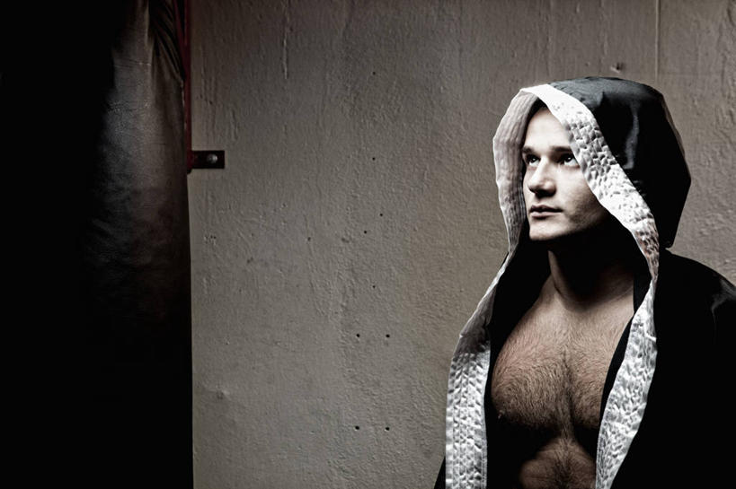 西方人,一个人,站,笑,微笑,横图,室内,白天,正面,安全,欧洲,欧洲人,仅一个男性,仅一个人,服装,墙,防护,注视,休闲装,运动器械,墙壁,墙面,仅一个年轻男性,衣服,观察,看,站着,休闲,休闲服,连帽衫,健身器械,服饰,观看,保护,察看,关注,沙袋,保险,健身器材,帽衫,拳击袋,保全,周全,安稳,安定,平安,男人,男性,年轻男性,白种人,站立,半身,彩图,运动器材