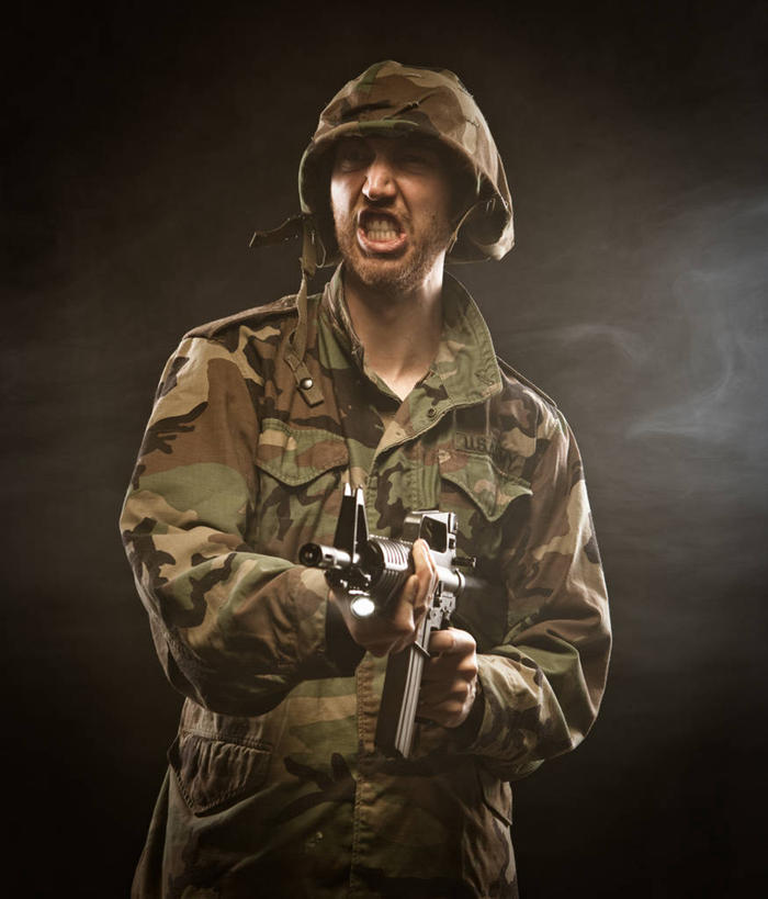 西方人,一个人,站,竖图,室内,白天,正面,竞争,建材,建筑,帽子,欧洲,欧洲人,仅一个男性,仅一个人,士兵,对抗,握,阴影,冲突,反射,材料,枪支,头盔,影子,砖,砖块,墙,注视,破坏,墙壁,墙面,仅一个年轻男性,一个,安全帽,观察,看,站着,张嘴,武器,砖头,战争,握着,建造,机枪,单个,观看,损坏,察看,攻击,威胁,对立,关注,矛盾,兵器,迷彩服,军服,防御,枪械,张大嘴巴,机关枪,弹夹,敌对,挫败,斗争,抗拒,抗衡,杀伤,威慑,兵士,子弹夹,伪装服,野战服,作战服,危险,男人,男性,年轻男性,白种人,石料,张开嘴,站立,半身,彩图,砌墙砖