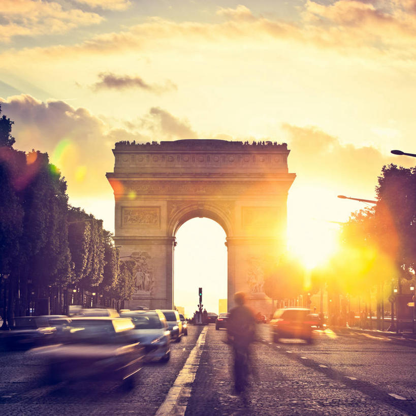 无人,方图,室外,白天,正面,购物,旅游,度假,消费,日落,植物,标志建筑,道路,地标,建筑,路,路灯,公路,汽车,照明,法国,凯旋门,巴黎,欧洲,许多,晚霞,霞光,云,云朵,落日,灯光,分界线,停车线,交通,首都,很多,云彩,娱乐,建设,车,灯,树,树木,排列,蓝色,绿色,白云,蓝天,天空,自然,黄昏,交通工具,轿车,天,享受,休闲,旅游胜地,彩霞,放松,生长,晴朗,成长,车行道,车行道分界线,照亮,照明设备,西欧,队列,法兰西,载具,标线,车行线,香榭丽舍大道,法兰西共和国,法兰西第五共和国,法兰西岛,夕照,薄暮,爱丽舍田园大街,香榭丽舍大街,法兰西岛大区,晴空,夕阳,马路,彩图,镜头光晕,透镜闪耀,眩光,傍晚,巴黎省,巴黎市,斜阳