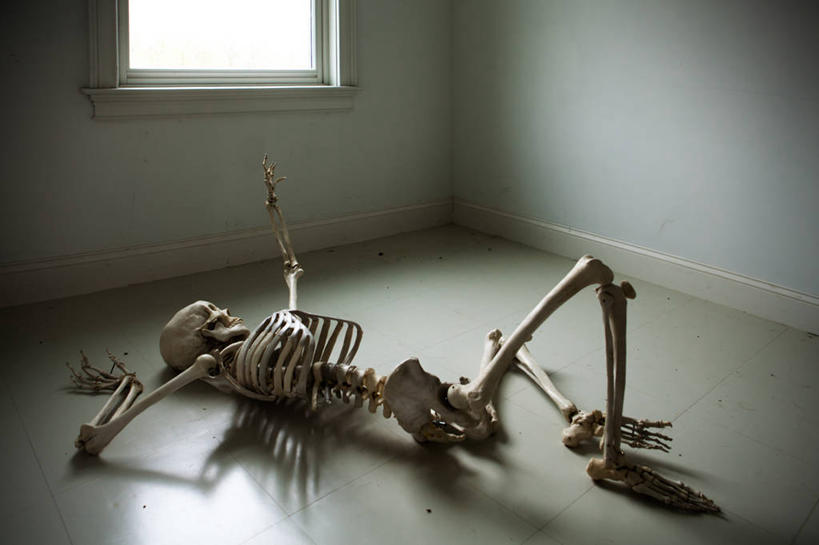 骨骼,无人,躺,举,横图,室内,白天,正面,窗户,阴影,反射,瓷砖,地砖,影子,墙,骨头,地面,扭头,玻璃窗,墙壁,墙面,白色,托,转头,骨架,卧着,举起,举手,举着,躺着,卧,向上举,向上伸,向上托,彩图