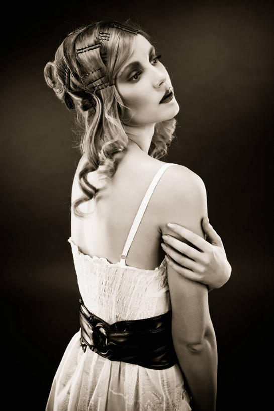 西方人,一个人,站,竖图,室内,白天,侧面,欧洲,欧洲人,仅一个年轻女性,仅一个女性,仅一个人,阴影,黑色背景,服装,装饰,反射,头饰,影子,扭头,注视,休闲装,腰带,衣服,黑色,发夹,发饰,夹子,饰品,观察,看,站着,转头,休闲,休闲服,搭,摄影,服饰,影棚,观看,皮带,华丽,修饰,点缀,察看,搭着,关注,配饰,衬托,美观,雅致,雅观,裤带,年轻女性,女人,女性,白种人,站立,半身,彩图,影棚拍摄,拍摄