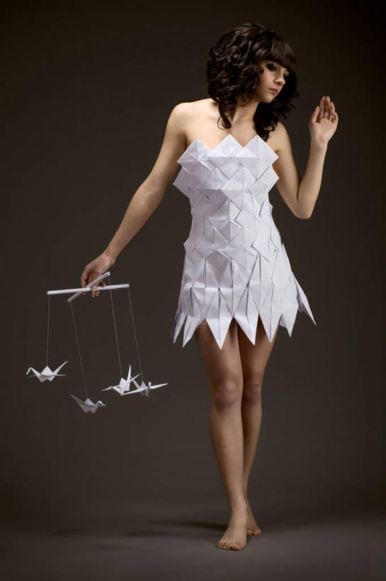 西方人,一个人,站,竖图,室内,白天,正面,裙子,欧洲,欧洲人,仅一个年轻女性,仅一个女性,仅一个人,握,阴影,棕色背景,连衣裙,艺术,反射,影子,折纸,纸艺,手工艺品,棕色,长尾夹,千纸鹤,扭头,注视,文化,架子,抹胸,纸鹤,纸制品,工艺品,观察,看,站着,转头,四个,握着,摄影,影棚,观看,察看,高雅,关注,工艺折纸,自信心,品位,抹胸裙,年轻女性,女人,女性,白种人,站立,彩图,全身,影棚拍摄,拍摄