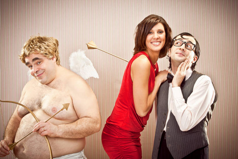 西方人,三个人,站,笑,微笑,露齿笑,横图,室内,白天,正面,裙子,西装,爱情,欧洲,欧洲人,阴影,条纹,连衣裙,套装,正装,神话,装饰,反射,翅膀,弓箭,领结,眼镜,影子,墙,浪漫,扭头,注视,职业装,文化,裸露,墙壁,墙面,黄色,红色,观察,看,站着,转头,温暖,温馨,恩爱,搭,恋人,赤裸,观看,华丽,修饰,点缀,和睦,察看,象征,庄重,搭着,关注,裸,传说,身份,丘比特,近视眼镜,希腊神话,衬托,美观,雅致,雅观,正式,地位,小爱神,爱罗斯,男人,男性,年轻男性,年轻女性,女人,女性,白种人,情侣,抬头,仰头,站立,半身,彩图,伴侣,融洽