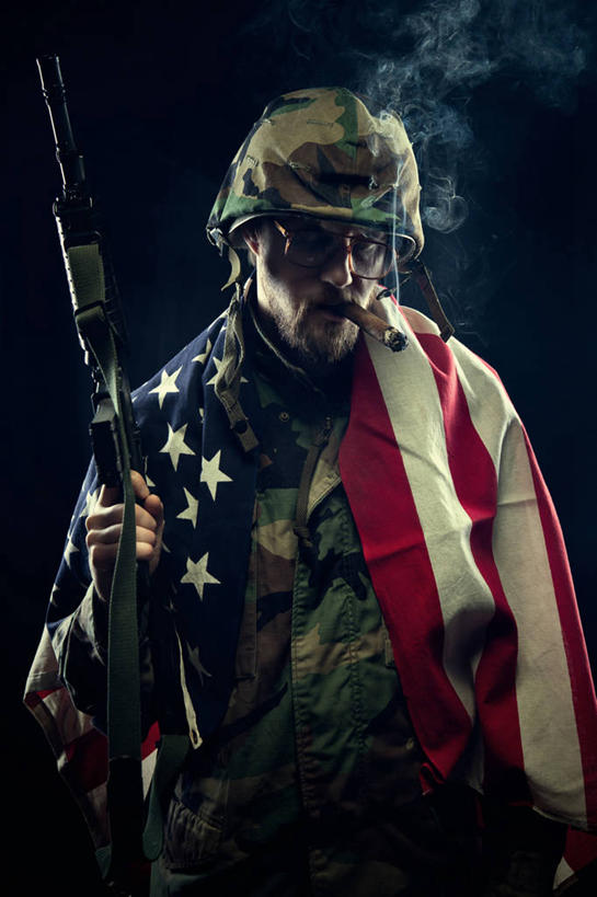 西方人,一个人,站,竖图,室内,白天,正面,竞争,香烟,旗帜,国旗,帽子,欧洲,欧洲人,仅一个男性,仅一个人,一把,一根,士兵,对抗,握,咬,阴影,黑色背景,冲突,反射,包裹,枪支,头盔,影子,烟雾,注视,破坏,星条旗,仅一个年轻男性,黑色,安全帽,观察,看,站着,享受,武器,雪茄,烟,战争,握着,美国国旗,摄影,机枪,影棚,观看,损坏,咬着,察看,攻击,威胁,对立,关注,矛盾,兵器,迷彩服,军服,防御,枪械,机关枪,弹夹,敌对,挫败,斗争,抗拒,抗衡,杀伤,威慑,兵士,淡定,子弹夹,从容,伪装服,野战服,作战服,危险,男人,男性,年轻男性,白种人,旗,烟草,站立,半身,彩图,影棚拍摄,拍摄,美利坚合众国国旗