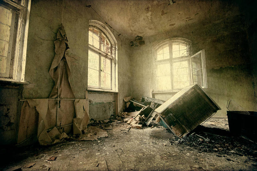 无人,横图,室内,白天,正面,窗户,地板,柜子,天花板,阴影,破旧,陈旧,反射,影子,墙,地面,木地板,玻璃窗,废墟,墙壁,墙面,绿色,橱柜,彩图