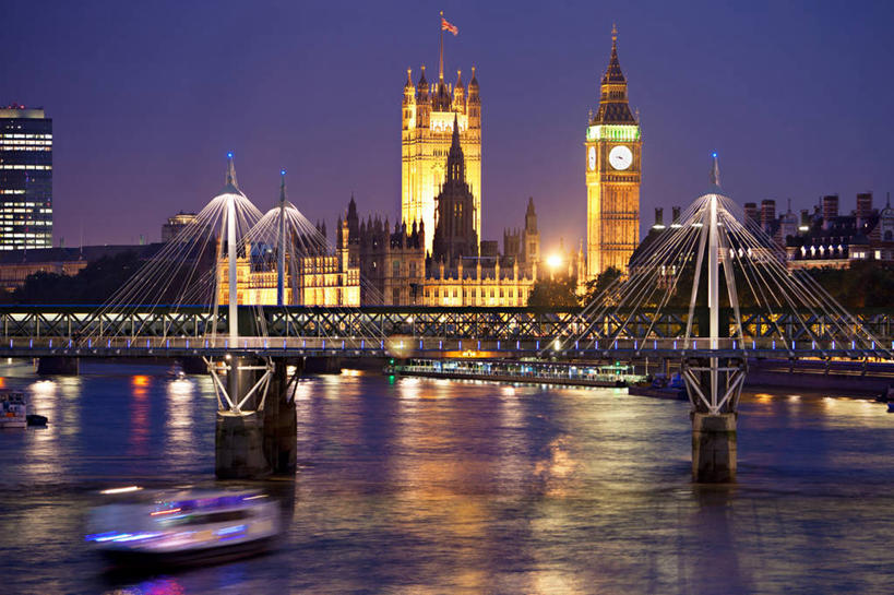 无人,高楼大厦,横图,室外,夜晚,正面,旅游,度假,河流,水,标志建筑,大厦,地标,建筑,轮船,摩天大楼,夜景,船,英国,欧洲,伦敦,一艘,阴影,波纹,飞溅,朦胧,模糊,溅,时间,光线,时钟,液体,影子,河水,水滴,水流,桥,灯光,首都,计时,娱乐,建设,钟塔,泰晤士河,水珠,水纹,船尾波,钟表,交通工具,波浪,享受,休闲,表,旅游胜地,放松,吊桥,人行桥,悬索桥,西欧,喷洒,载具,吊杆,大不列颠,大不列颠及北爱尔兰联合王国,雾都,锚锭,悬索,钟,彩图,大楼,高层建筑,高楼,摩天楼,大不列颠王国,大英帝国,联合王国,日不落帝国