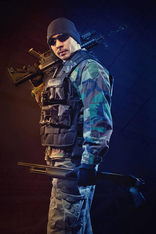 西方人,一个人,站,竖图,室内,白天,侧面,竞争,帽子,欧洲,欧洲人,仅一个男性,仅一个人,士兵,对抗,握,阴影,冲突,反射,墨镜,枪支,眼镜,影子,墙,两把,扭头,注视,破坏,墙壁,墙面,仅一个年轻男性,红色,蓝色,黑色,太阳镜,太阳眼镜,观察,看,扛,站着,转头,武器,遮阳镜,战争,握着,机枪,观看,损坏,察看,攻击,威胁,对立,关注,矛盾,兵器,迷彩服,军服,防御,枪械,机关枪,弹夹,敌对,挫败,斗争,抗拒,抗衡,杀伤,威慑,棉帽,兵士,子弹夹,伪装服,野战服,作战服,扛在肩上,危险,男人,男性,年轻男性,白种人,站立,半身,彩图