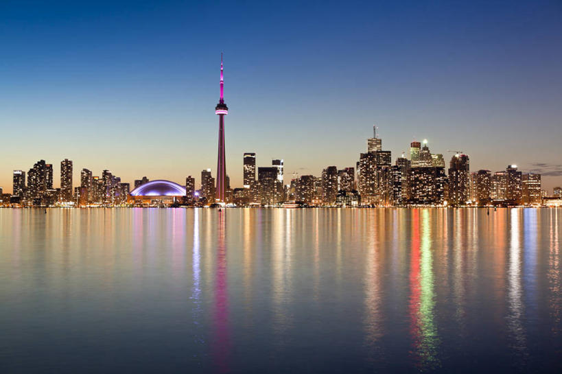 无人,高楼大厦,横图,全景,室外,夜晚,正面,旅游,度假,湖,湖泊,水,天际线,标志建筑,大厦,地标,建筑,摩天大楼,夜景,加拿大,许多,阴影,光线,影子,湖面,水流,水面,灯光,娱乐,建设,倒影,湖水,享受,休闲,旅游胜地,放松,倒映,北美,北美洲,美洲,电视塔,多伦多,省会,北亚美利加洲,亚美利加洲,加拿大多伦多电视塔,加拿大国家电视塔,CN电视塔,安大略省,安省,北方好莱坞,多伦多市,西恩塔,反照,彩图,大楼,高层建筑,高楼,摩天楼