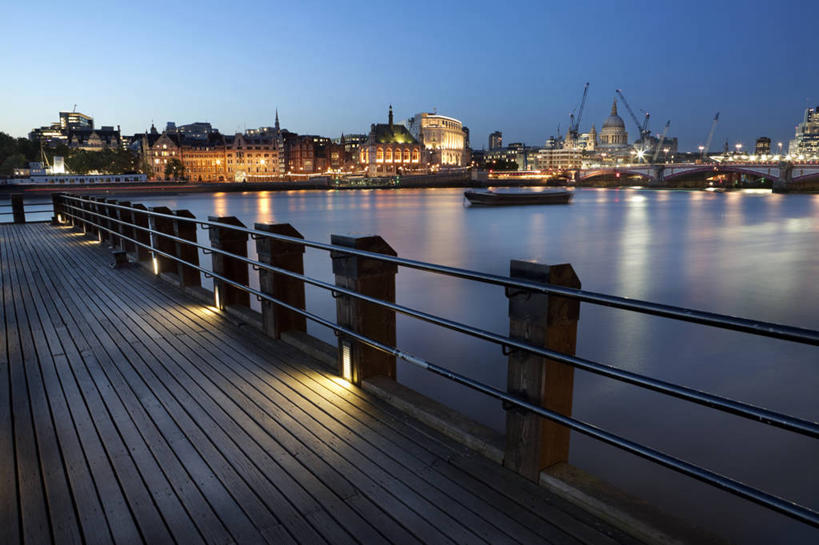 无人,高楼大厦,教堂,栏杆,横图,室外,白天,正面,旅游,度假,技术,河流,石头,日落,水,标志建筑,大厦,地标,建筑,路灯,轮船,摩天大楼,船,照明,英国,欧洲,伦敦,一艘,波纹,飞溅,节日,溅,木板,石子,液体,河水,水滴,水流,晚霞,霞光,落日,围栏,桥,灯光,木桥,首都,文化,娱乐,设备,建设,石桥,护栏,圣保罗大教堂,泰晤士河,拱桥,栈桥,吊车,灯,水珠,施工,蓝色,倒影,蓝天,水纹,天空,黄昏,船尾波,交通工具,波浪,天,祈祷,享受,休闲,健康,机械,起重机,旅游胜地,彩霞,放松,许愿,宗教,信仰,拱形,晴朗,纪念,人行桥,木板桥,石拱桥,祈求,照亮,工程,倒映,照明设备,西欧,喷洒,载具,大不列颠,信念,世界文化遗产,大不列颠及北爱尔兰联合王国,万里无云,工作车,施工车,汽车吊,雾都,夕照,反照,薄暮,黑修道士桥,平安,石块,晴空,晴空万里,夕阳,彩图,傍晚,大教堂,大楼,高层建筑,高楼,礼拜堂,摩天楼,大不列颠王国,大英帝国,联合王国,日不落帝国,斜阳