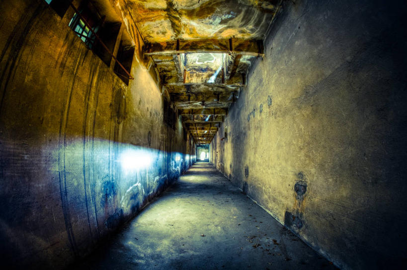 无人,横图,室内,白天,正面,消失点,天花板,阴影,反射,影子,墙,走道,走廊,过道,凌乱,破坏,破损,墙壁,墙面,灰色,肮脏,损坏,混乱,邋遢,纷乱,缭乱,庞杂,龌龊,污秽,彩图,没影点,灭点