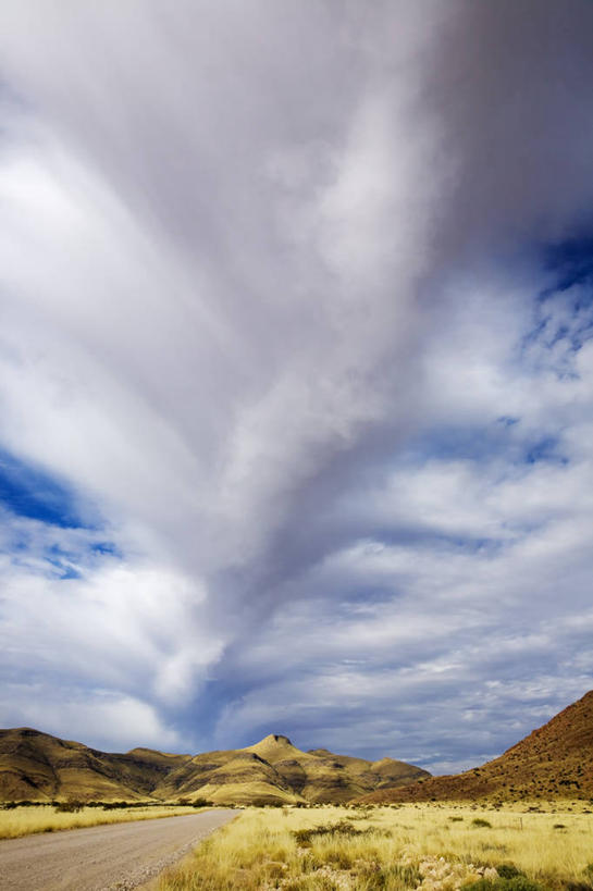 无人,公园,竖图,室外,白天,仰视,旅游,度假,美景,沙漠,山,山脉,非洲,纳米比亚,阴影,光线,影子,景观,山峰,云,云朵,山峦,云彩,娱乐,蓝色,白云,蓝天,天空,阳光,自然,群山,天,享受,休闲,景色,放松,晴朗,国家公园,自然风光,纳米比亚共和国,纳米布.诺克卢福国家公园,大漠,砂漠,晴空,彩图,低角度拍摄