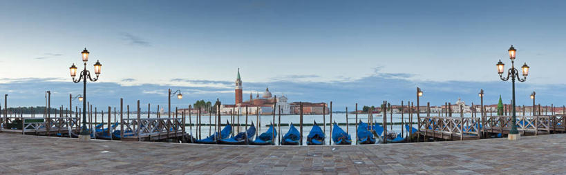 无人,家,栏杆,横图,全景,室外,白天,正面,旅游,度假,湖,湖泊,水,天际线,标志建筑,道路,地标,建筑,路,路灯,船,照明,意大利,欧洲,威尼斯,一排,许多,阴影,整齐,光线,影子,房屋,屋子,湖面,水流,水面,云,云朵,围栏,小路,塔,灯光,木船,交通,云彩,娱乐,建设,护栏,楼房,住宅,灯,排列,蓝色,白云,蓝天,天空,阳光,交通工具,湖水,天,享受,休闲,旅游胜地,放松,晴朗,照亮,舟,照明设备,队列,南欧,载具,意大利共和国,环礁湖,礁湖,珊瑚湖,威尼斯礁湖,晴空,彩图,房子,圣乔治.马焦雷教堂,圣乔治.马焦雷岛