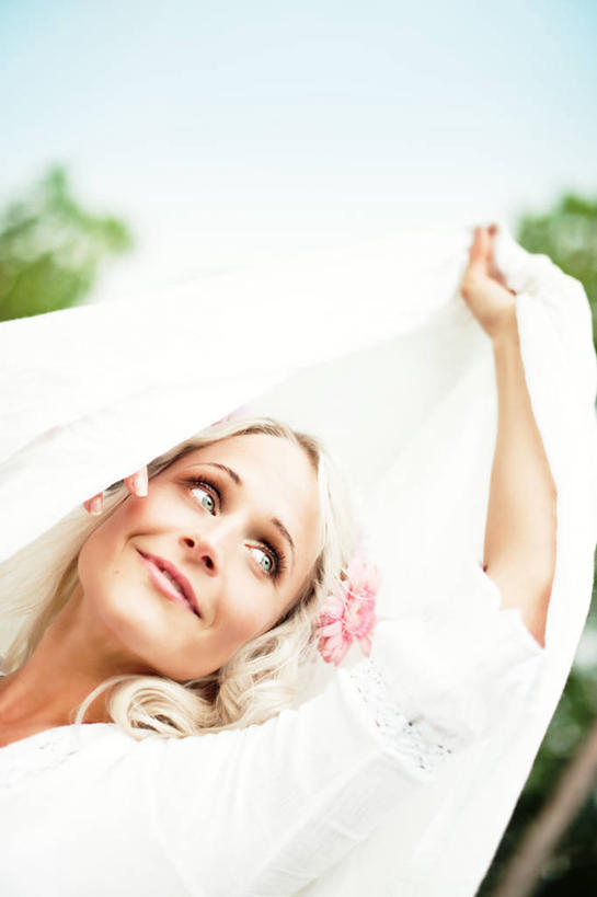 西方人,一个人,举,笑,微笑,露齿笑,竖图,室外,白天,侧面,植物,纺织品,欧洲,欧洲人,仅一个女性,仅一个人,握,阴影,服装,朦胧,模糊,光线,布,纱布,影子,云,云朵,枝条,织物,拿,云彩,拿着,扭头,注视,休闲装,树,树木,树枝,衣服,蓝色,绿色,白云,蓝天,天空,阳光,自然,天,观察,看,托,转头,仅一个中年女性,休闲,休闲服,握着,服饰,生长,晴朗,成长,观看,布匹,察看,关注,薄纱,虬枝,枝杈,女人,女性,中年女性,白种人,晴空,举起,举手,举着,向上举,向上伸,向上托,半身,彩图,棉织品