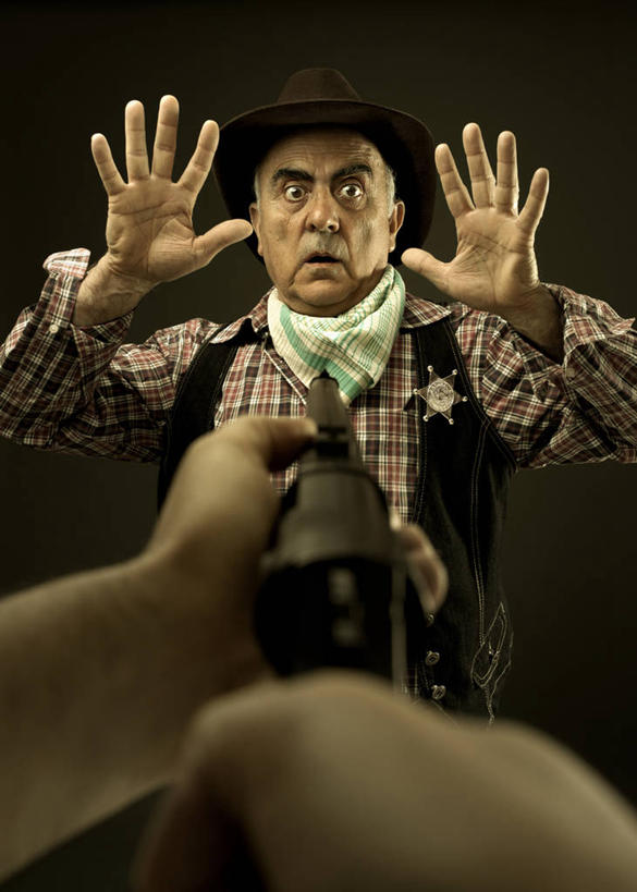 西方人,两个人,站,举,竖图,室内,白天,正面,竞争,帽子,欧洲,欧洲人,对抗,灰色背景,服装,冲突,枪支,注视,休闲装,礼帽,破坏,衣服,观察,看,托,站着,休闲,休闲服,武器,战争,摄影,服饰,手枪,影棚,观看,损坏,察看,张开五指,攻击,威胁,对立,关注,矛盾,兵器,对准,瞄准,投降,防御,枪械,弹夹,敌对,挫败,斗争,抗拒,抗衡,敌人,杀伤,威慑,仇敌,仇人,降服,投诚,子弹夹,危险,男人,男性,中年男性,白种人,举起,举手,举着,向上举,向上伸,向上托,站立,半身,彩图,影棚拍摄,拍摄,五指张开