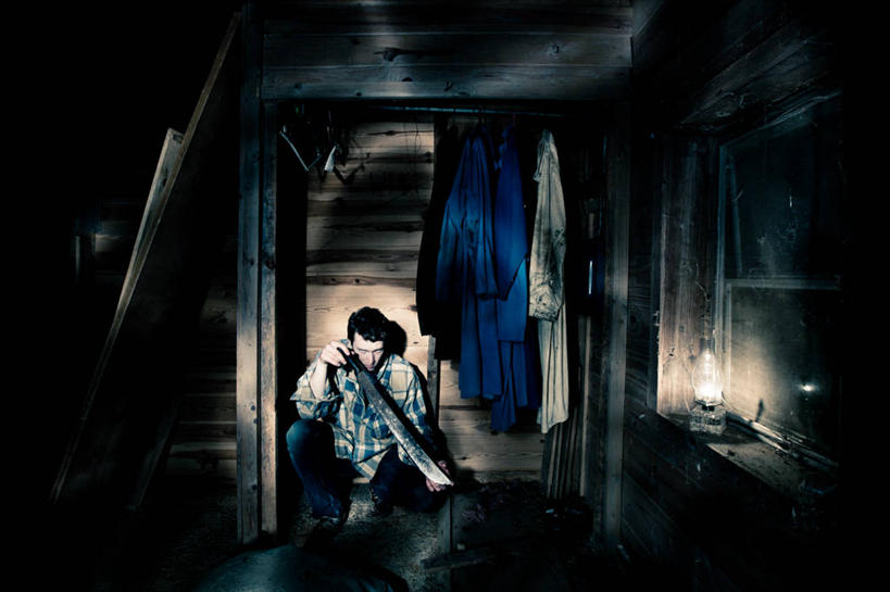 一个人,蹲,横图,俯视,室内,夜晚,竞争,窗户,仅一个男性,仅一个人,对抗,握,服装,冲突,墙,刀具,拿,拿着,注视,休闲装,破坏,玻璃窗,墙壁,墙面,仅一个年轻男性,衣服,橱柜,衣柜,刀,低头,观察,看,休闲,休闲服,武器,战争,握着,服饰,衣物,观看,损坏,察看,攻击,威胁,对立,关注,矛盾,兵器,防御,敌对,挫败,斗争,抗拒,抗衡,凶器,杀伤,威慑,危险,男人,男性,年轻男性,蹲着,彩图,高角度拍摄,全身,匕首