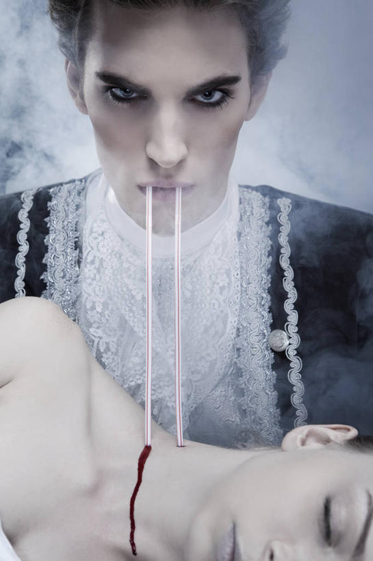 西方人,两个人,坐,躺,闭眼,竖图,室外,白天,正面,欧洲,欧洲人,服装,朦胧,模糊,塑料,注视,休闲装,衣服,塑料制品,吸管,观察,看,休闲,休闲服,血液,服饰,观看,死亡,两支,察看,空心,关注,怪物,吸血鬼,饮管,殒命,灭亡,卧着,男人,男性,年轻男性,年轻女性,女人,女性,白种人,闭眼睛,闭着眼,闭着眼睛,躺着,卧,坐着,半身,彩图,嗜血,血族,圆柱状