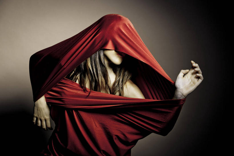 西方人,一个人,站,横图,室内,白天,正面,袋子,欧洲,欧洲人,仅一个年轻女性,仅一个女性,仅一个人,弯腰,灰色背景,布袋,扭头,红色,站着,转头,摄影,影棚,睡袋,挣扎,挣脱,弯身,年轻女性,女人,女性,白种人,站立,半身,彩图,影棚拍摄,拍摄