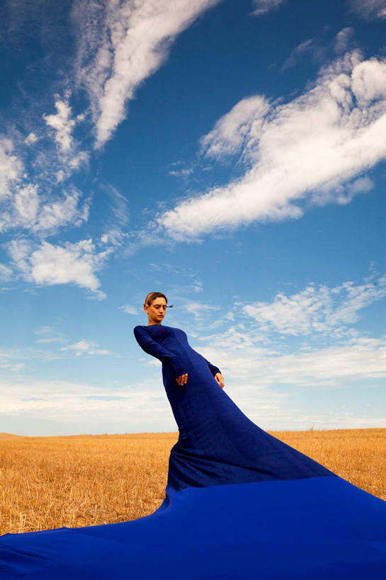 西方人,一个人,站,闭眼,竖图,室外,白天,仰视,晚礼服,植物,欧洲,欧洲人,仅一个年轻女性,仅一个女性,仅一个人,阴影,枯萎,光线,影子,地平线,云,云朵,辽阔,枯草,地面,云彩,扭头,草,黄色,蓝色,白云,蓝天,天空,阳光,天,低头,站着,转头,广阔,晴朗,一望无际,延伸,天地相交,无边无际,一马平川,年轻女性,女人,女性,白种人,晴空,闭眼睛,闭着眼,闭着眼睛,站立,彩图,低角度拍摄,全身,晚宴服,舞会服,洋服,洋装,夜礼服