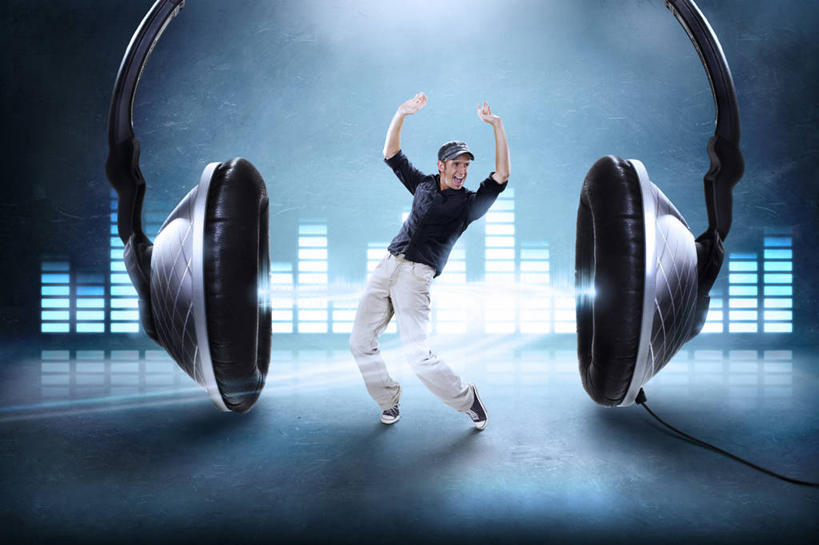 西方人,一个人,站,举,笑,微笑,露齿笑,横图,室内,白天,正面,跳舞,帽子,欧洲,欧洲人,仅一个男性,仅一个人,弯腰,阴影,服装,梦幻,亮光,发光,光束,光线,影子,灯光,光亮,扭头,注视,休闲装,运动帽,仅一个年轻男性,衣服,耳机,耳麦,话筒,观察,看,托,站着,转头,休闲,休闲服,鸭舌帽,摄影,服饰,影棚,观看,踮,察看,麦克风,头戴式耳麦,未来,关注,扩音器,发亮,舞姿,传声器,憧憬,弯身,踮着,微音器,音频,男人,男性,年轻男性,白种人,举起,举手,举着,向上举,向上伸,向上托,站立,彩图,全身,影棚拍摄,拍摄,舞蹈,头戴式耳机