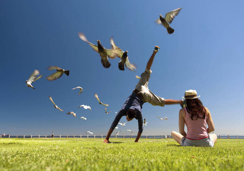 西方人,两个人,栏杆,坐,举,伸展双臂,盘腿,横图,室外,白天,爱情,友谊,草地,草坪,植物,鸽子,鸟,帽子,欧洲,非洲,黑人,欧洲人,许多,撑,倒立,飞翔,伸展,张开,展翅,阴影,服装,飞行,光线,翅膀,鸟类,影子,围栏,翱翔,浪漫,休闲装,飞,护栏,草,背面,衣服,蓝色,绿色,蓝天,天空,阳光,遮阳帽,天,托,休闲,温暖,温馨,休闲服,恩爱,恋人,服饰,晴朗,和睦,撑着,象征,和平,张开翅膀,万里无云,信使,斑鸽,展开翅膀,男人,男性,年轻男性,年轻女性,女人,女性,白种人,非洲人,情侣,晴空,晴空万里,敞开双臂,举起,举手,举着,盘腿而坐,盘膝,盘着腿的,盘着腿坐,伸开双臂,双腿交叉,向上举,向上伸,向上托,展开双肩,张开手臂,张开双臂,坐着,彩图,全身,伴侣,融洽