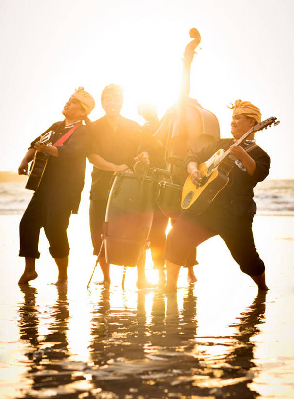 西方人,四个人,伙伴,朋友,站,笑,微笑,露齿笑,竖图,室外,白天,正面,友谊,海浪,海洋,日落,沙滩,欧洲,欧洲人,握,服装,包裹,纺织物,沙子,海岸,浪花,晚霞,霞光,云,云朵,落日,吉他,乐器,弦乐器,沙地,弹奏,演奏,云彩,注视,休闲装,衣服,蓝色,白云,蓝天,天空,海水,黄昏,毛巾,天,观察,看,清洁,站着,休闲,休闲服,彩霞,握着,服饰,晴朗,观看,保暖,察看,关注,弹拨弦鸣乐器,弓拉弦乐器,弓拉弦鸣乐器,海景,透气,防水,夕照,储水,耐磨,吸水,薄暮,低音提琴,倍大提琴,擦奏弦鸣乐器,友情,男人,男性,年轻男性,白种人,大海,风浪,海,海水的波动,海滩,近岸浪,涌浪,晴空,夕阳,站立,彩图,镜头光晕,全身,透镜闪耀,眩光,傍晚,斜阳,弹拨弦乐器