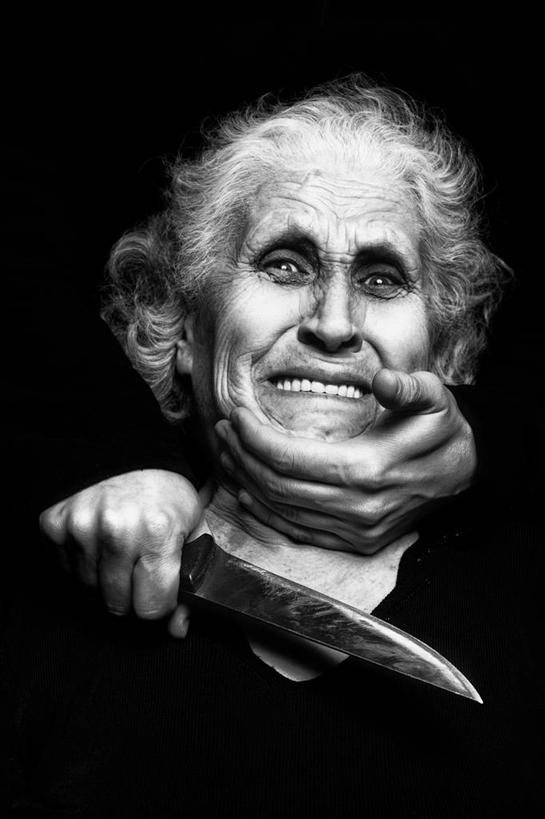 西方人,脸,头,脸颊,脖子,手,两个人,站,竖图,黑白,室内,特写,白天,正面,欧洲,欧洲人,双手,一把,撑,握,阴影,黑色背景,服装,反射,影子,刀具,托腮,注视,休闲装,肩膀,衣服,黑色,刀,观察,看,托,站着,休闲,手部,休闲服,搭,握着,摄影,服饰,影棚,观看,察看,罪犯,搭着,关注,托下巴,人质,单手托腮,老年男性,老年女性,男人,男性,女人,女性,白种人,头部,脖,颈,颈部,脸部,脸蛋,面部,站立,半身,影棚拍摄,拍摄,匕首