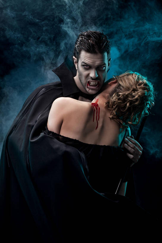 西方人,背部,一个人,站,抱,竖图,室内,白天,正面,欧洲,欧洲人,仅一个男性,仅一个人,阴影,灰色背景,节日,庆祝,反射,影子,烟雾,注视,文化,裸露,仅一个年轻男性,灰色,观察,看,站着,庆典,万圣节,血液,摄影,影棚,抱着,观看,纪念,察看,搂着,关注,裸,怪物,吸血鬼,斗篷,男人,男性,年轻男性,白种人,怀抱,搂,搂抱,相抱,拥抱,站立,半身,彩图,影棚拍摄,拍摄,嗜血,血族