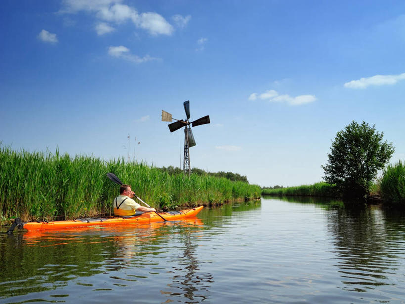 皮划艇,西方人,一个人,坐,横图,室外,白天,锻炼,旅游,度假,快乐,自由,幸福,运动,草地,草坪,河流,美景,水,植物,船,风车,玩具,欧洲,荷兰,欧洲人,仅一个男性,仅一个人,一艘,握,阴影,波纹,飞溅,服装,溅,光线,眼镜,液体,影子,河水,景观,水滴,水流,云,云朵,云彩,休闲装,娱乐,水珠,草,树,树木,仅一个年轻男性,一个,背面,衣服,蓝色,绿色,白云,蓝天,水纹,天空,阳光,自然,船尾波,交通工具,波浪,天,享受,休闲,喜庆,休闲服,橙色,景色,放松,活力,握着,服饰,生长,晴朗,单个,成长,希望,桨,吉祥,象征,西欧,喷洒,自然风光,载具,室外运动,和平,户外运动,梦想,近视眼镜,忠诚,进取,灵动,勇敢,勤奋,荷兰王国,尼德兰王国,上艾瑟尔省,团结,幸运,男人,男性,年轻男性,白种人,晴空,坐着,彩图,全身,健身