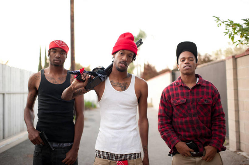 西方人,三个人,伙伴,朋友,站,横图,室外,白天,正面,友谊,竞争,道路,路,帽子,欧洲,非洲,黑人,欧洲人,一把,对抗,握,阴影,服装,朦胧,模糊,冲突,光线,背心,枪支,头巾,影子,墙,小路,交通,注视,休闲装,破坏,运动帽,墙壁,墙面,衣服,红色,灰色,天空,阳光,天,观察,看,扛,站着,休闲,休闲服,猎枪,武器,鸭舌帽,战争,握着,服饰,手枪,观看,损坏,察看,攻击,威胁,衣着,穿着,对立,关注,矛盾,兵器,防御,枪械,弹夹,敌对,挫败,斗争,抗拒,抗衡,杀伤,威慑,衣饰,子弹夹,扛在肩上,危险,友情,男人,男性,年轻男性,非洲人,站立,半身,彩图,滑膛枪,鸟枪,散弹枪,霰弹枪