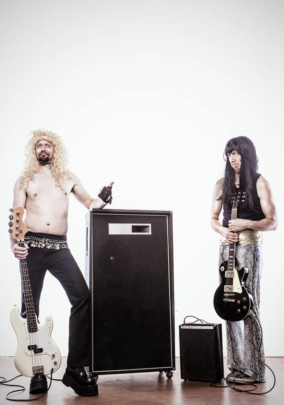 西方人,头发,两个人,伙伴,朋友,站,竖图,室内,白天,白色背景,正面,友谊,智慧,机器,欧洲,欧洲人,握,阴影,突出,服装,裤子,装饰,反射,假发,影子,电吉他,乐器,弦乐器,音响,两把,注视,休闲裤,休闲装,称赞,表扬,设备,喇叭,裸露,两个,衣服,白色,手套,观察,看,手势,站着,休闲,温暖,休闲服,金色,便捷,竖,搭,握着,摄影,服饰,影棚,赤裸,观看,翘,保暖,高,华丽,点缀,察看,便利,夸奖,优秀,御寒,搭着,关注,灵活,扬声器,弹拨弦鸣乐器,裸,器件,好,妙,顺利,出色,超群,杰出,卓越,奇妙,衬托,美观,雅致,雅观,聪明,友情,男人,男性,年轻男性,白种人,大拇指,站立,彩图,全身,影棚拍摄,拍摄,电声换能器,半截手套,弹拨弦乐器