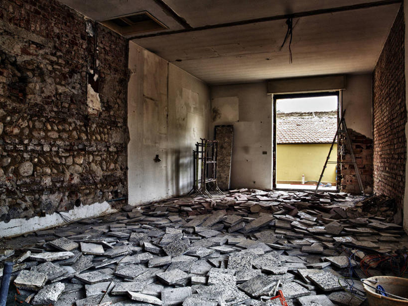 无人,横图,室内,白天,正面,天花板,阴影,破旧,陈旧,反射,瓷砖,地砖,影子,墙,地面,凌乱,废墟,墙壁,墙面,混乱,残破,纷乱,缭乱,庞杂,彩图