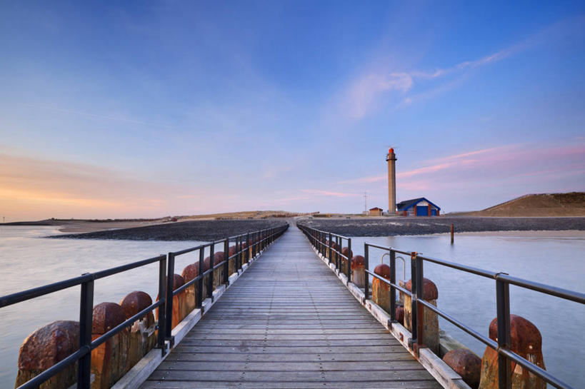 无人,栏杆,横图,室外,白天,正面,消失点,旅游,度假,海浪,海洋,美景,日落,沙滩,道路,欧洲,荷兰,信息,木板,沙子,海岸,景观,浪花,晚霞,霞光,云,云朵,落日,围栏,桥,灯塔,木桥,交通,沙地,云彩,方向,娱乐,护栏,栈桥,蓝色,白云,蓝天,天空,自然,海水,黄昏,天,享受,休闲,景色,彩霞,放松,晴朗,引导,指引,人行桥,木板桥,西欧,自然风光,海景,荷兰王国,尼德兰王国,航标,夕照,泽兰省,薄暮,大海,风浪,海,海水的波动,海滩,近岸浪,涌浪,晴空,夕阳,彩图,没影点,灭点,傍晚,导航,斜阳