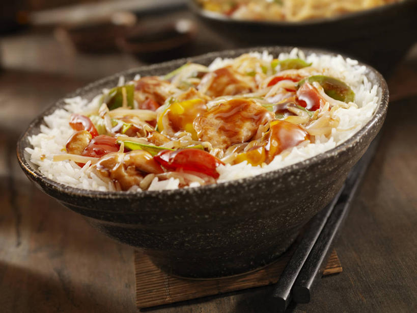 米饭,无人,横图,室内,特写,白天,正面,烹饪,中餐,筷子,桌面,桌子,辣椒,蔬菜,餐具,一堆,一副,许多,阴影,堆叠,堆积,朦胧,模糊,新鲜,反射,木制,影子,陶瓷,鸡肉,肉,料理,食品,陶瓷制品,饭,很多,文化,传统,菜肴,美食,肉类,食物,一个,木制品,容器,碗,中式,宫保鸡丁,佳肴,有机食品,绿色食品,单个,储藏,堆,礼节,五谷,储存,川菜,礼仪,肉食,辣角,红海椒,大椒,辣虎,广椒,四川菜,进餐用具,辣子,红辣椒,海椒,番椒,彩图,贮存