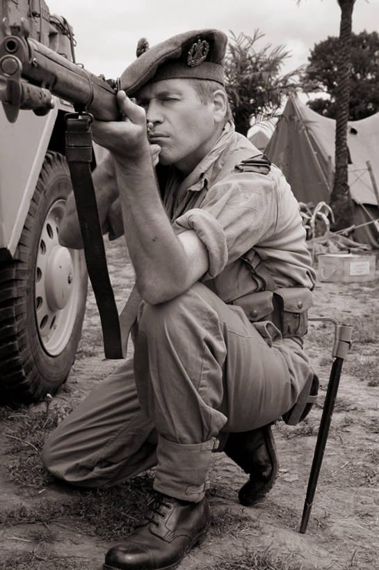 西方人,一个人,蹲,竖图,室外,白天,侧面,制服,旅游,度假,竞争,植物,帽子,欧洲,欧洲人,仅一个男性,仅一个人,一把,士兵,对抗,握,阴影,冲突,光线,枪支,影子,帐篷,云,云朵,云彩,扭头,注视,破坏,娱乐,树,树木,仅一个年轻男性,衣服,蓝色,绿色,白云,蓝天,天空,阳光,自然,天,观察,看,转头,享受,休闲,武器,放松,战争,搭,握着,军帽,手枪,生长,晴朗,成长,观看,军人,损坏,察看,军装,攻击,威胁,搭着,对立,关注,矛盾,兵器,军服,露营,防御,野营,枪械,来福枪,来复枪,宿营,弹夹,敌对,挫败,斗争,抗拒,抗衡,杀伤,威慑,刺刀,子弹夹,危险,男人,男性,年轻男性,白种人,晴空,蹲着,彩图,全身