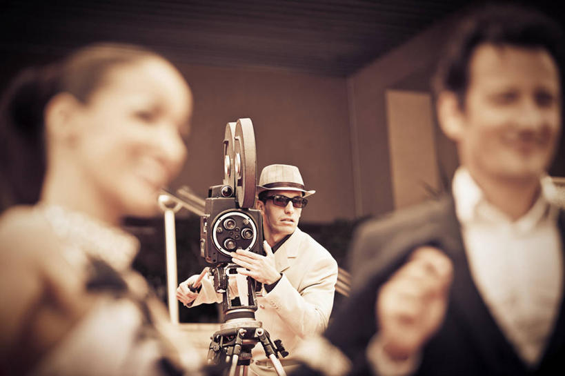 西方人,三个人,伙伴,朋友,摄影师,站,笑,微笑,露齿笑,横图,室内,白天,正面,西装,爱情,友谊,机器,天花板,帽子,欧洲,欧洲人,握,阴影,套装,服装,正装,朦胧,模糊,反射,墨镜,眼镜,影子,墙,浪漫,扭头,注视,休闲装,职业装,设备,墙壁,墙面,一个,衣服,灰色,太阳镜,太阳眼镜,遮阳帽,观察,看,站着,转头,休闲,温暖,温馨,休闲服,机械,遮阳镜,恩爱,握着,恋人,服饰,单个,观看,声音,和睦,察看,关注,影像,装置,放映机,电影放映机,友情,男人,男性,年轻男性,年轻女性,女人,女性,中年男性,白种人,情侣,站立,半身,彩图,伴侣,融洽