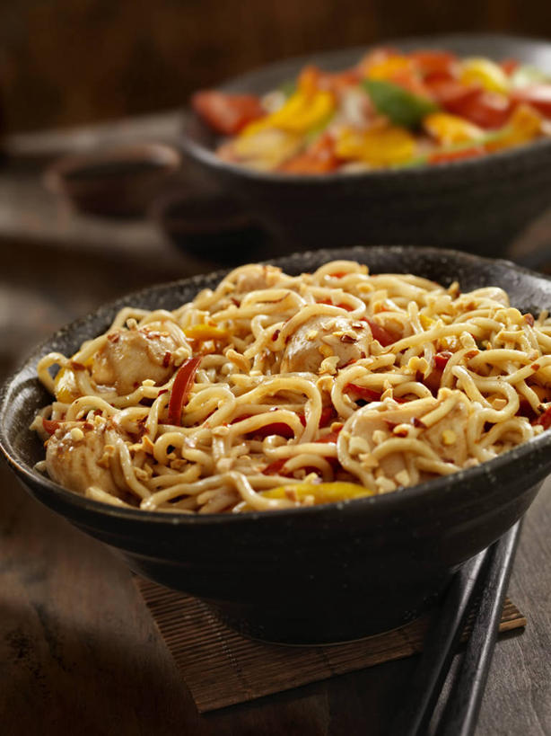 面食,面条,无人,竖图,室内,特写,白天,正面,烹饪,中餐,桌面,桌子,辣椒,蔬菜,一堆,许多,阴影,堆叠,堆积,朦胧,模糊,新鲜,反射,木制,影子,陶瓷,鸡肉,面,肉,料理,食品,陶瓷制品,很多,菜肴,美食,肉类,食物,两个,木制品,容器,碗,中式,宫保鸡丁,佳肴,有机食品,绿色食品,储藏,堆,储存,川菜,肉食,辣角,红海椒,大椒,辣虎,广椒,四川菜,辣子,红辣椒,海椒,番椒,彩图,贮存