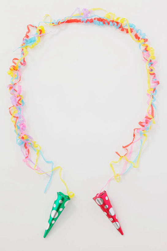 无人,竖图,俯视,室内,特写,白天,白色背景,静物,帽子,纸质,装饰,环绕,围绕,丝绸,丝带,缎带,环抱,生日帽,绸带,摄影,影棚,华丽,修饰,点缀,小丑帽,三角帽,狂欢帽,派对帽,聚会帽,纸帽,衬托,美观,雅致,雅观,萦绕,彩图,高角度拍摄,影棚拍摄,拍摄