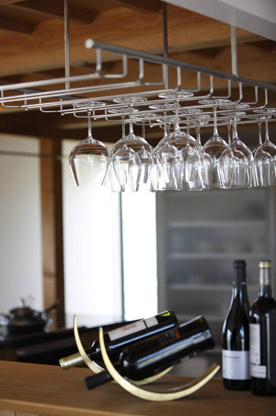 红酒,葡萄酒,无人,酒吧,竖图,室内,白天,正面,吧台,餐桌,桌子,杯子,一排,许多,吊挂,悬挂,整齐,并列,并排,高脚杯,红酒杯,酒类,很多,挂,红酒瓶,玻璃制品,酒,酒瓶,饮料,排列,玻璃瓶,酒杯,瓶子,服务台,红葡萄酒,餐台,葡萄酒杯,葡萄酒瓶,队列,平行,玻璃杯,彩图,酒吧间,酒馆,酒吧台