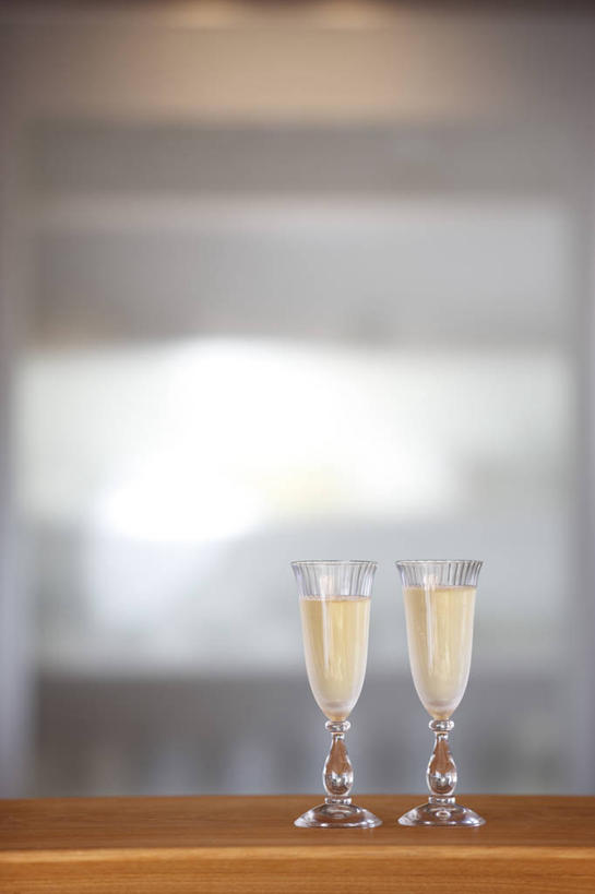 葡萄酒,无人,竖图,室内,白天,正面,奢侈,快乐,吧台,餐桌,桌子,杯子,朦胧,模糊,高脚杯,两杯,浪漫,玻璃制品,酒,饮料,酒杯,香槟,服务台,诱惑,摄影,影棚,餐台,香槟杯,气泡酒,起泡酒,汽酒,玻璃杯,彩图,影棚拍摄,高兴,欢笑,拍摄,酒吧台