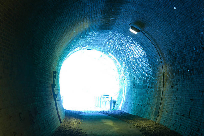 无人,横图,室内,白天,正面,门,阴影,光线,隧道,影子,墙,拱门,墙壁,墙面,阳光,门框,地道,彩图