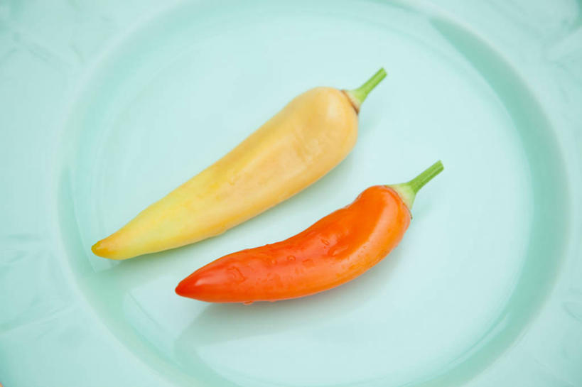 无人,横图,俯视,室内,特写,白天,辣椒,蔬菜,新鲜,食品,食物,两个,黄色,橙色,有机食品,绿色食品,辣角,红海椒,大椒,辣虎,广椒,辣子,红辣椒,海椒,番椒,彩图,高角度拍摄