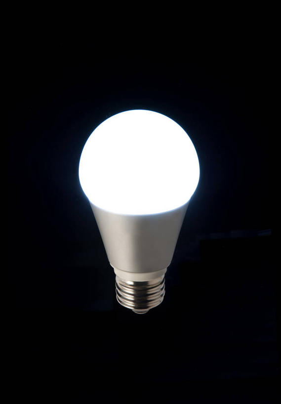 无人,竖图,室内,特写,白天,正面,节能,静物,照明,阴影,黑色背景,环保,光线,灯泡,影子,灯光,灯,一个,灯具,摄影,影棚,能源,单个,电子元件,照亮,半导体,二极管,低碳,照明工具,发光二极管,彩图,影棚拍摄,拍摄,LED球泡灯,球泡灯