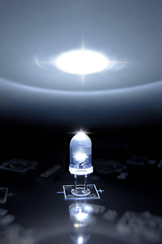 无人,竖图,室内,特写,白天,正面,节能,静物,照明,阴影,环保,光线,灯泡,影子,灯光,灯,一个,灯具,能源,单个,电子元件,照亮,半导体,二极管,低碳,照明工具,发光二极管,彩图,LED球泡灯,球泡灯