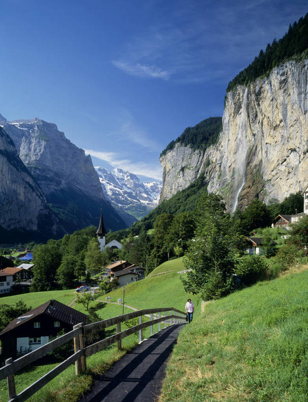 无人,教堂,竖图,室内,白天,正面,旅游,度假,草地,草坪,石头,美景,山,山脉,植物,瑞士,欧洲,阴影,节日,光线,石子,影子,景观,山峰,云,云朵,山峦,首都,云彩,文化,娱乐,伯尔尼,草,树,树木,蓝色,绿色,白云,蓝天,天空,阳光,自然,群山,天,祈祷,享受,休闲,健康,景色,放松,许愿,宗教,信仰,生长,晴朗,成长,纪念,祈求,基督教,天主教,自然风光,信念,中欧,瑞士联邦,伯尔尼州,少女峰,因特拉肯,劳特布龙嫩,平安,石块,岩石,晴空,彩图,大教堂,礼拜堂