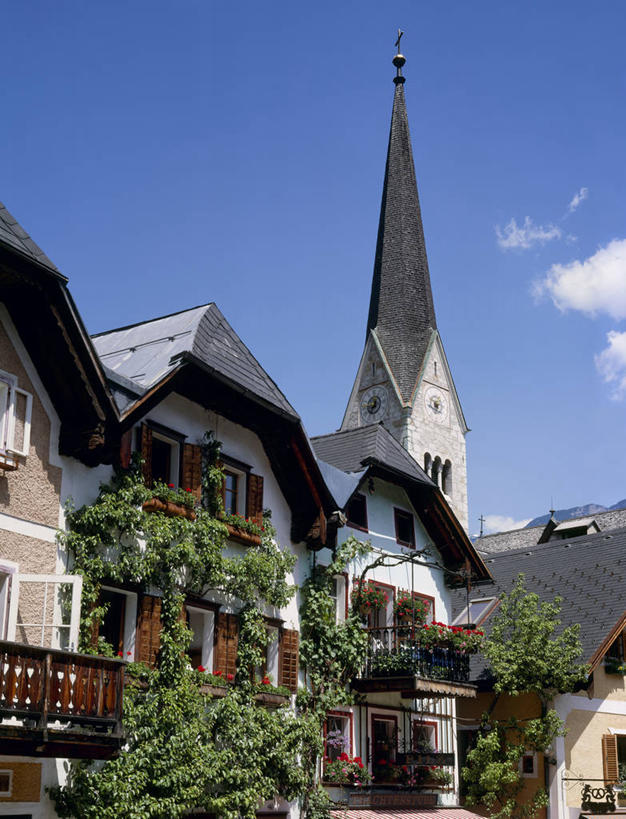 无人,教堂,竖图,室外,白天,正面,旅游,度假,名胜古迹,植物,标志建筑,地标,建筑,奥地利,欧洲,阴影,节日,遗迹,光线,影子,云,云朵,长春藤,常春藤,云彩,古迹,文化,文物,娱乐,建设,古建筑,树,树木,蓝色,绿色,白云,蓝天,天空,阳光,自然,天,祈祷,享受,休闲,健康,旅游胜地,放松,许愿,宗教,信仰,生长,晴朗,成长,纪念,祈求,基督教,天主教,信念,古文明,中欧,永恒,不朽,忠实,洋常春藤,奥地利共和国,上奥地利,上奥地利州,哈尔施塔特,哈尔斯塔特,平安,晴空,彩图,大教堂,礼拜堂,常青藤