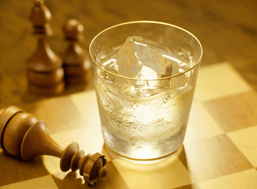 威士忌,无人,横图,俯视,室内,特写,白天,游戏,快乐,比赛,竞争,杯子,阴影,朦胧,模糊,光线,影子,冰,灯光,冰块,酒类,一杯,玩,娱乐,冷冻,玻璃制品,酒,饮料,三个,一个,水杯,象棋,休闲,棋子,棋盘,国际象棋,寒冷,益智,冷藏,单个,活动,冰冷,发泄,消遣,智力,宣泄,保鲜,烈酒,玻璃杯,玩耍,嬉戏,彩图,高角度拍摄