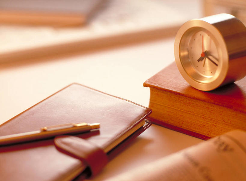 无人,横图,俯视,室内,特写,白天,桌子,静物,书籍,阴影,朦胧,模糊,时间,反射,笔,时钟,影子,办公用品,记事本,计时,书桌,水笔,文具,一个,本子,笔记本,课桌,学习用品,书本,钟表,表,单个,座钟,文具用品,一支,书,图书,钟,彩图,高角度拍摄